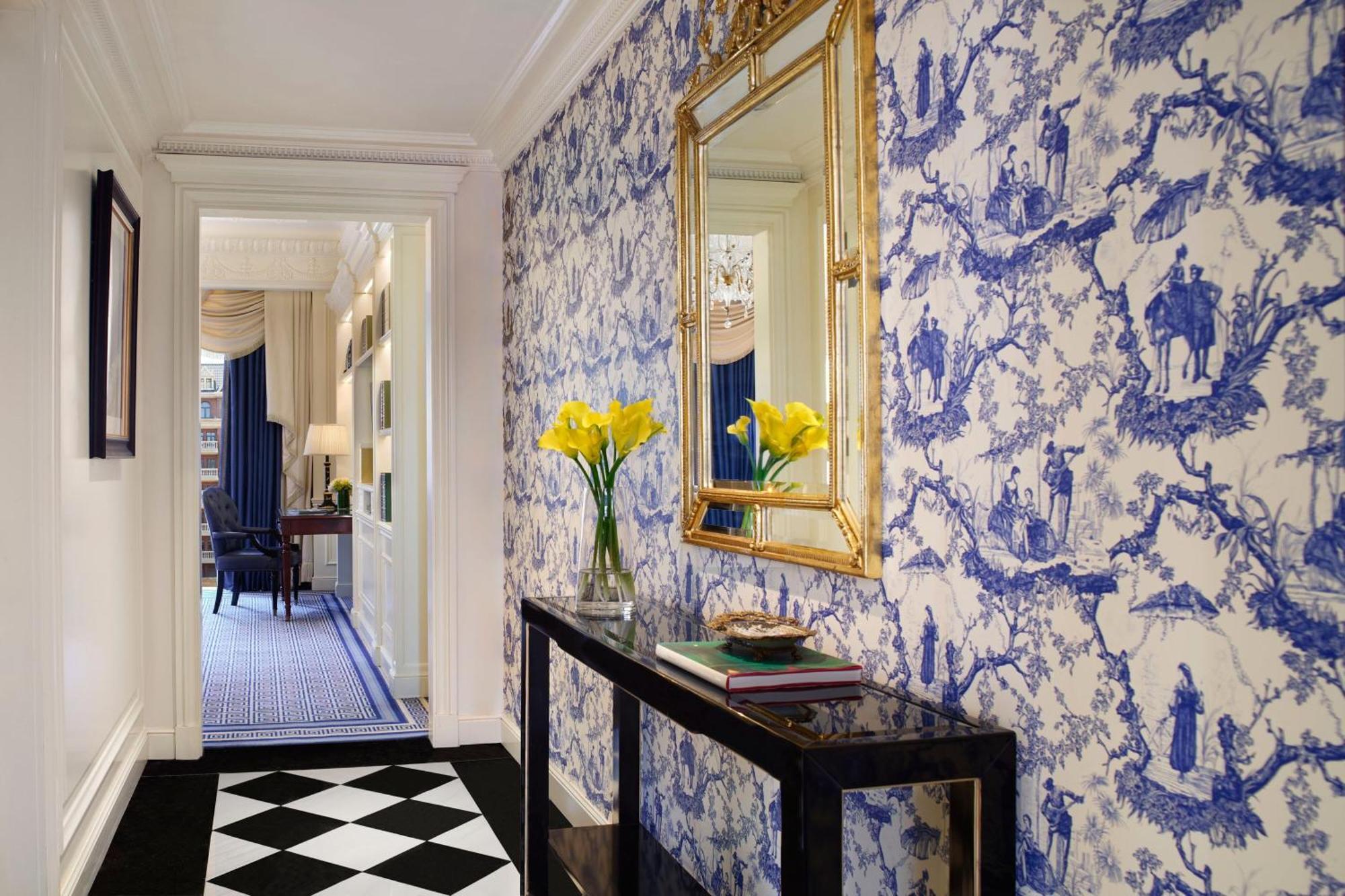 The Ritz-carlton, Отель