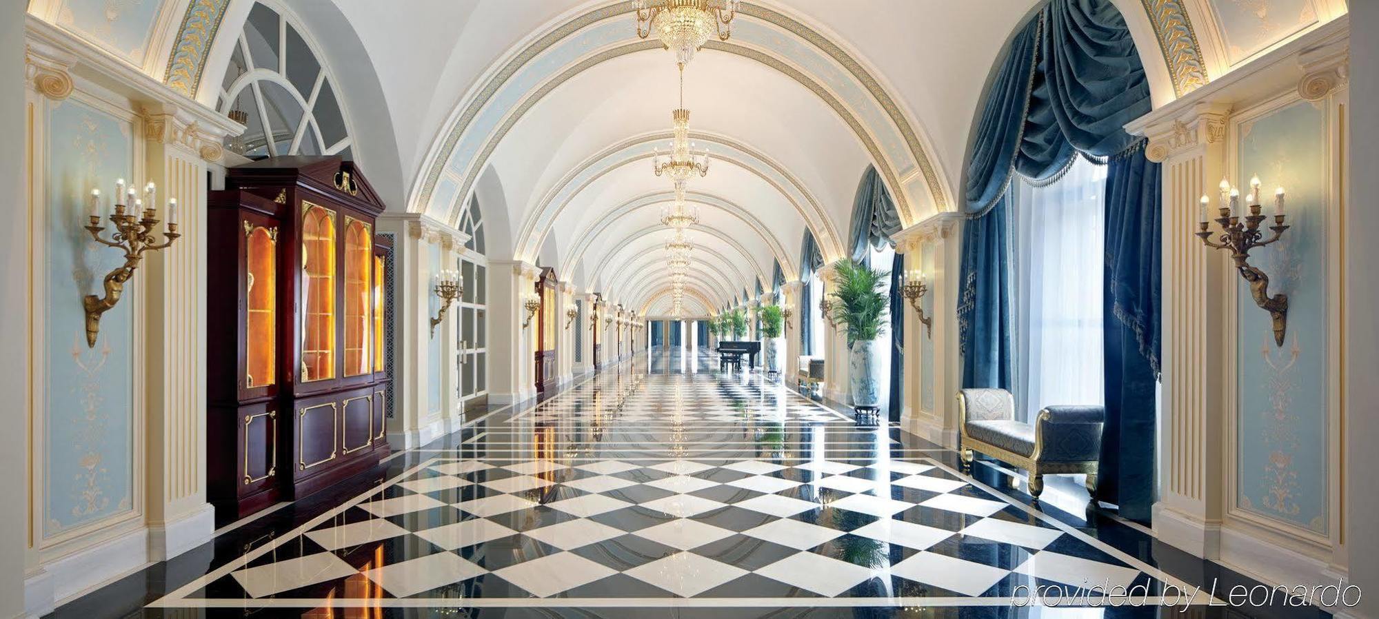 The Ritz-carlton, Отель