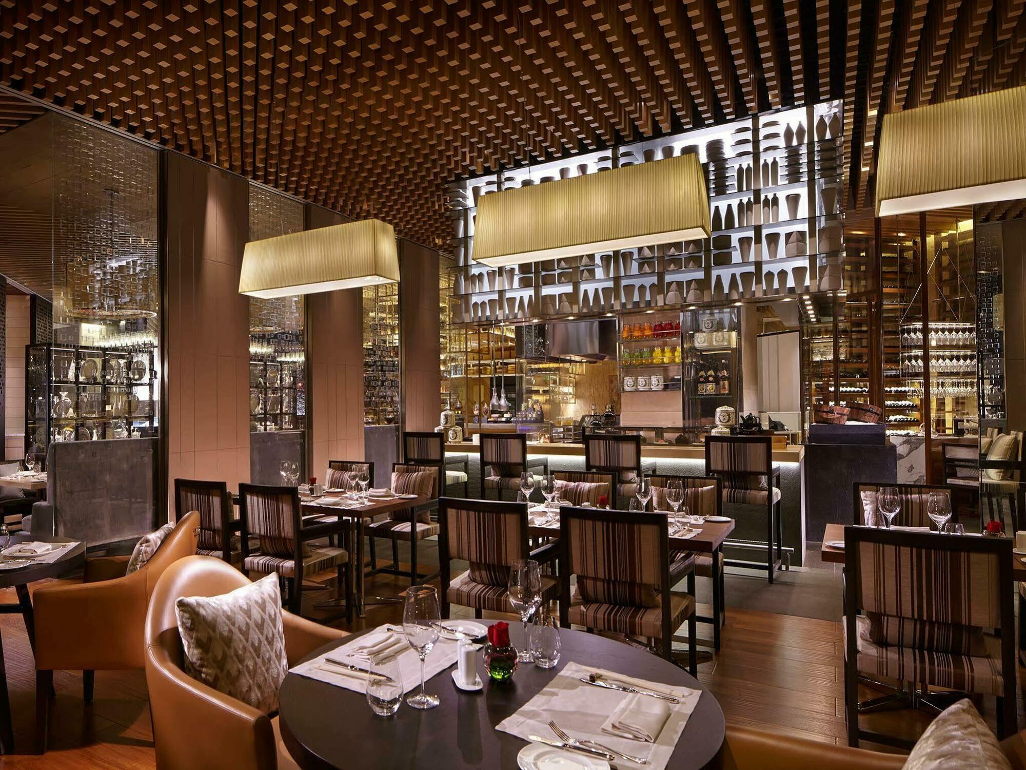 The Ritz-carlton, Отель